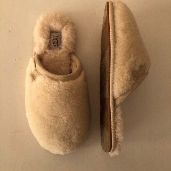 UGG Fluffette Slipper. Size: 7, 8, 9, 10 - Picture 2 of 12